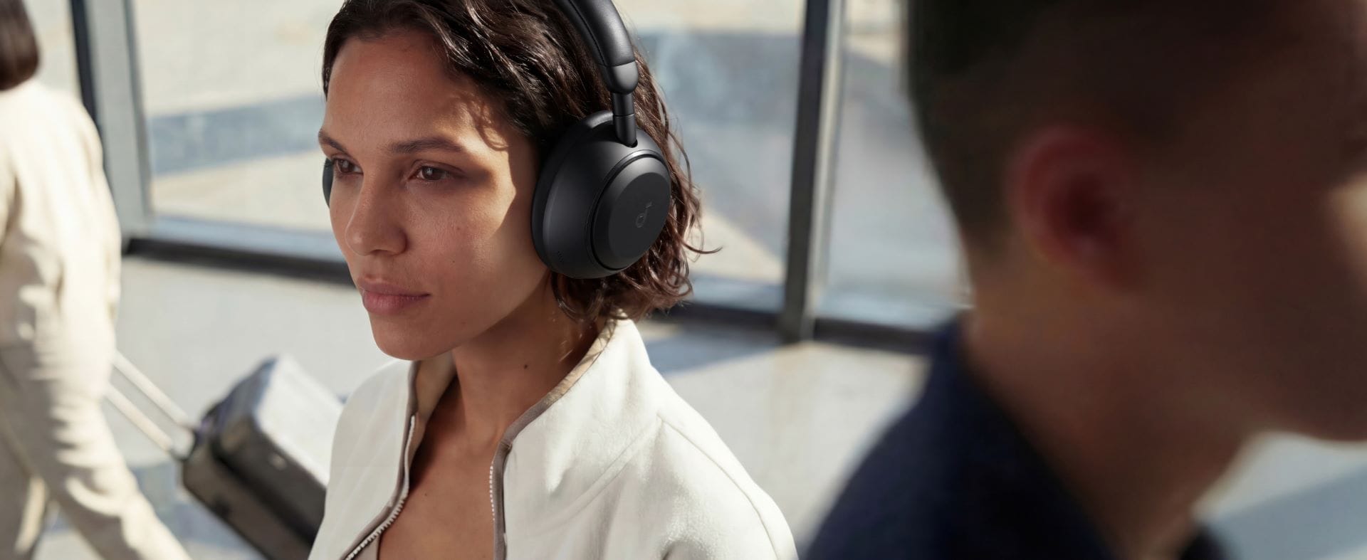 La Smart Wearing Detection mette automaticamente in pausa la riproduzione quando le cuffie vengono rimosse e la riattiva quando vengono indossate