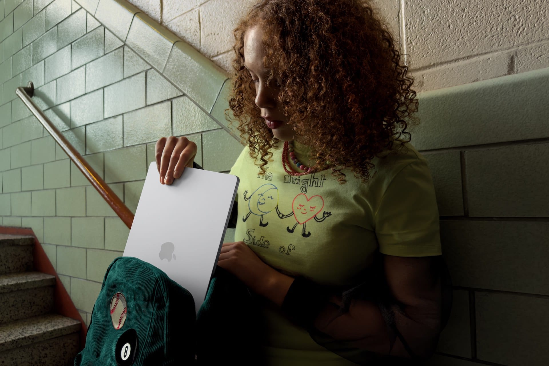 MacBook Air 13" offre il massimo della portabilità per chi è sempre in movimento, mentre il modello da 15" è l’ideale per chi necessita di più spazio sullo schermo per il multitasking