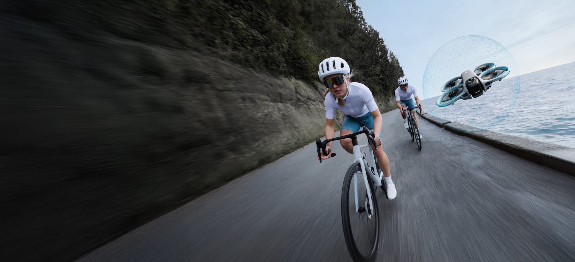 Nella foto sopra, DJI Avata segue i ciclisti
