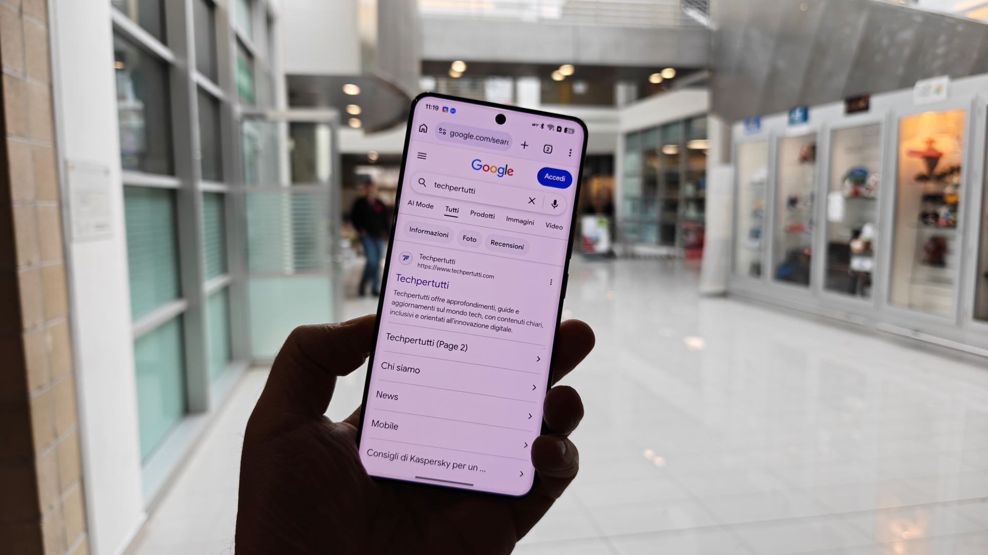 Il display Amoled curvo da 6,8 pollici con frequenza di aggiornamento a 144Hz del Realme 16 Pro+ con tecnologia HyperGlow 4D Curve+