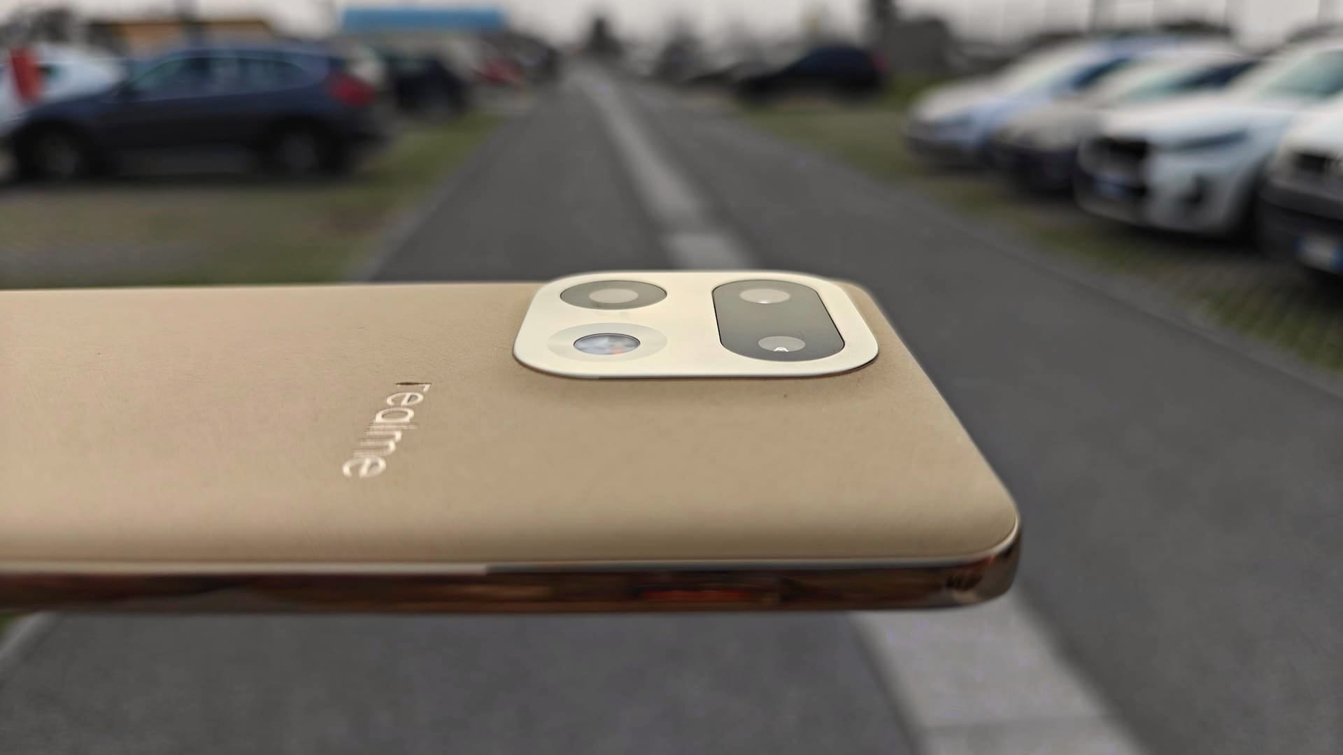 Il design del modulo fotocamera, realizzato con una lavorazione di precisione, unisce una finitura a specchio e dettagli ispirati alla natura