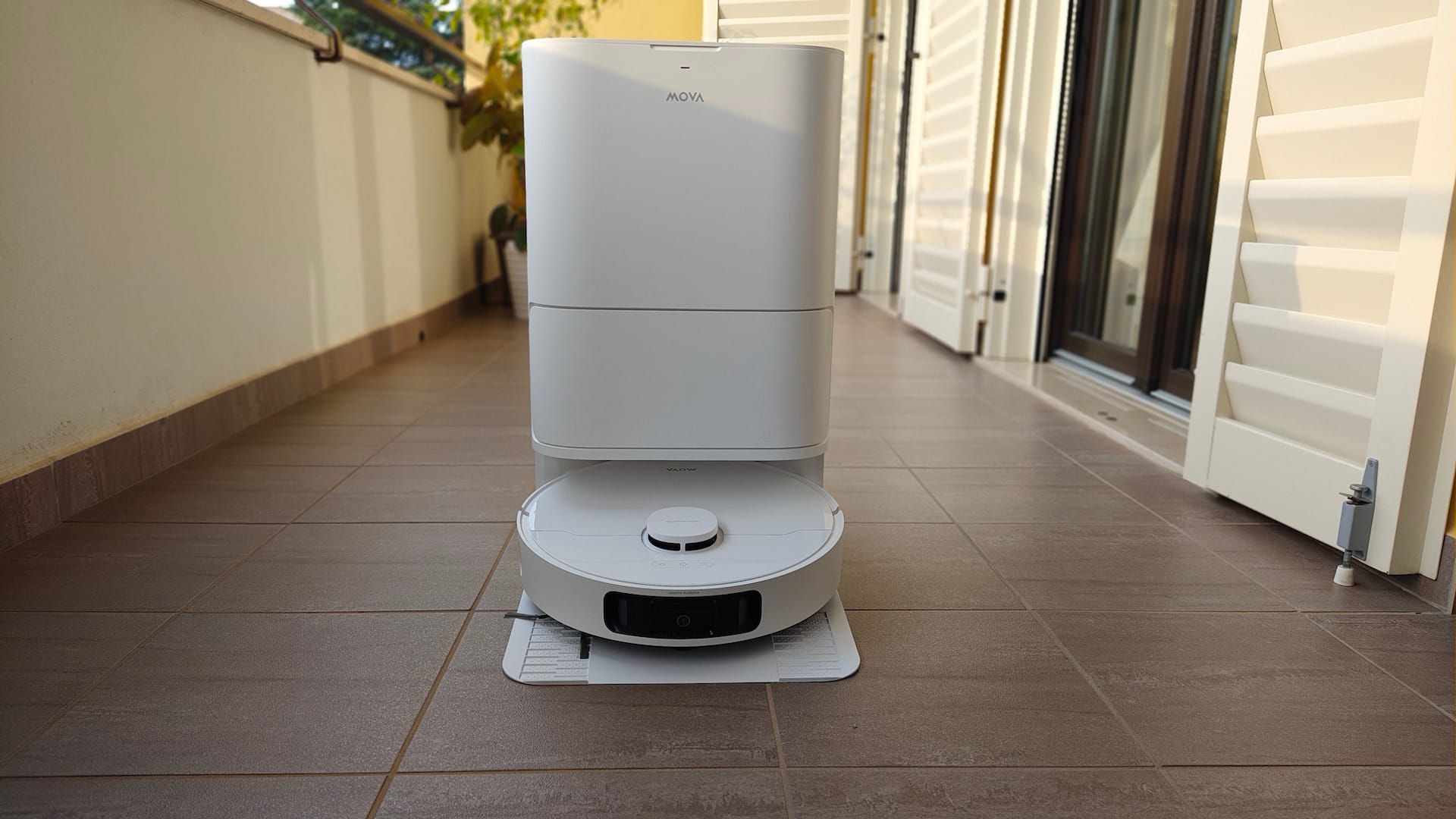 il MOVA E40 Ultra rientra in completa autonomia alla Docking Station per il lavaggio dei mop e la contestuale ricarica. Il lavaggio avviene a temperatura non elevata, segue l'asciugatura ad aria calda