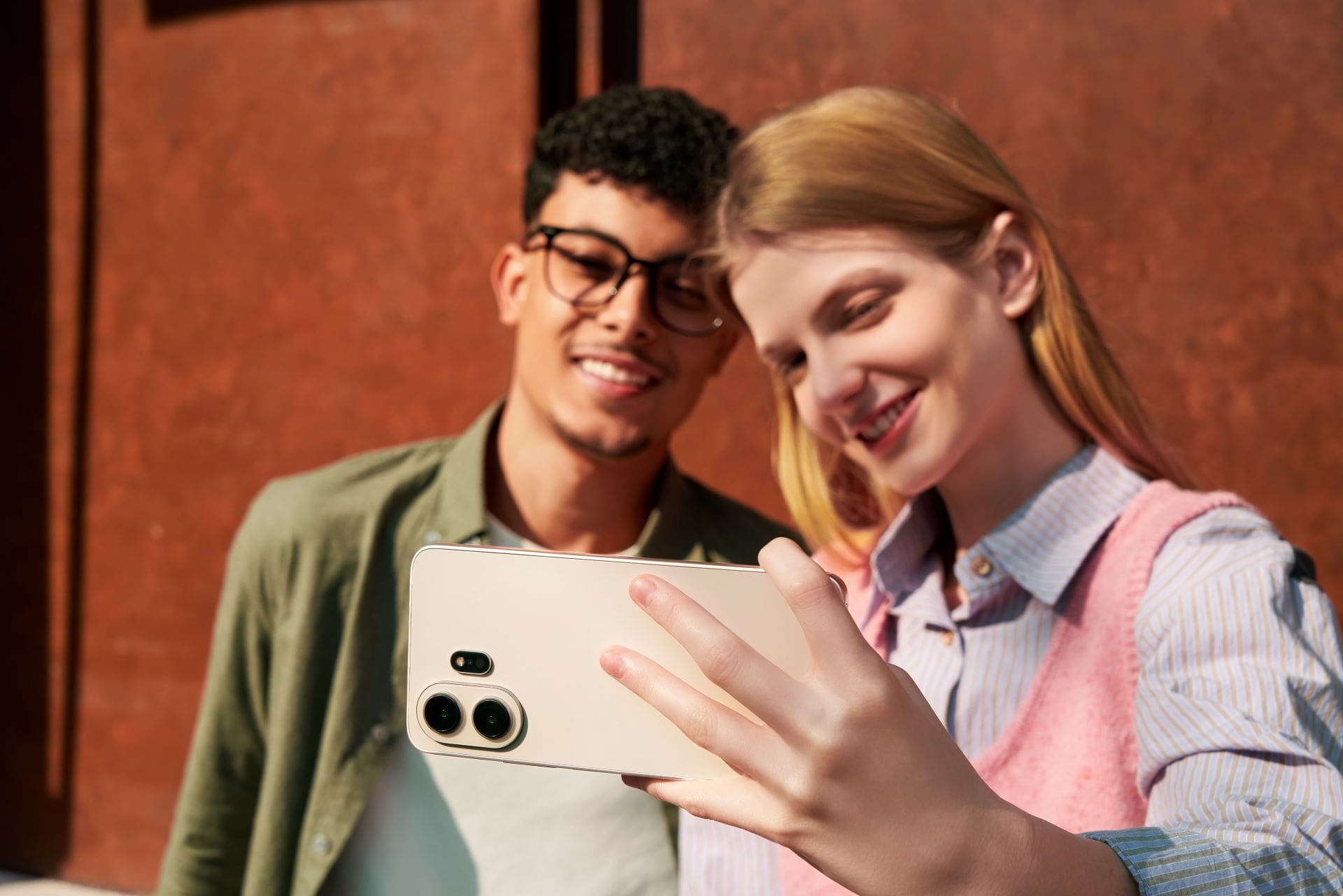 Grazie all’integrazione con Gemini, è possibile interagire vocalmente tramite Gemini Live per ottenere spiegazioni e risposte immediate senza uscire dall’app in uso