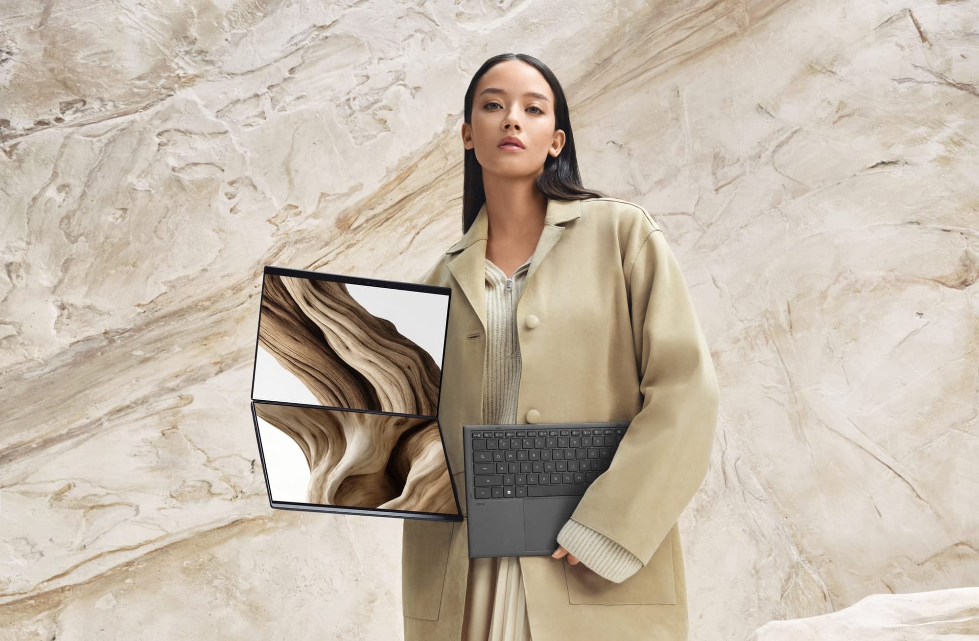 Zenbook Duo è dotato di un telaio interamente in Ceraluminum che garantisce un'alta resistenza