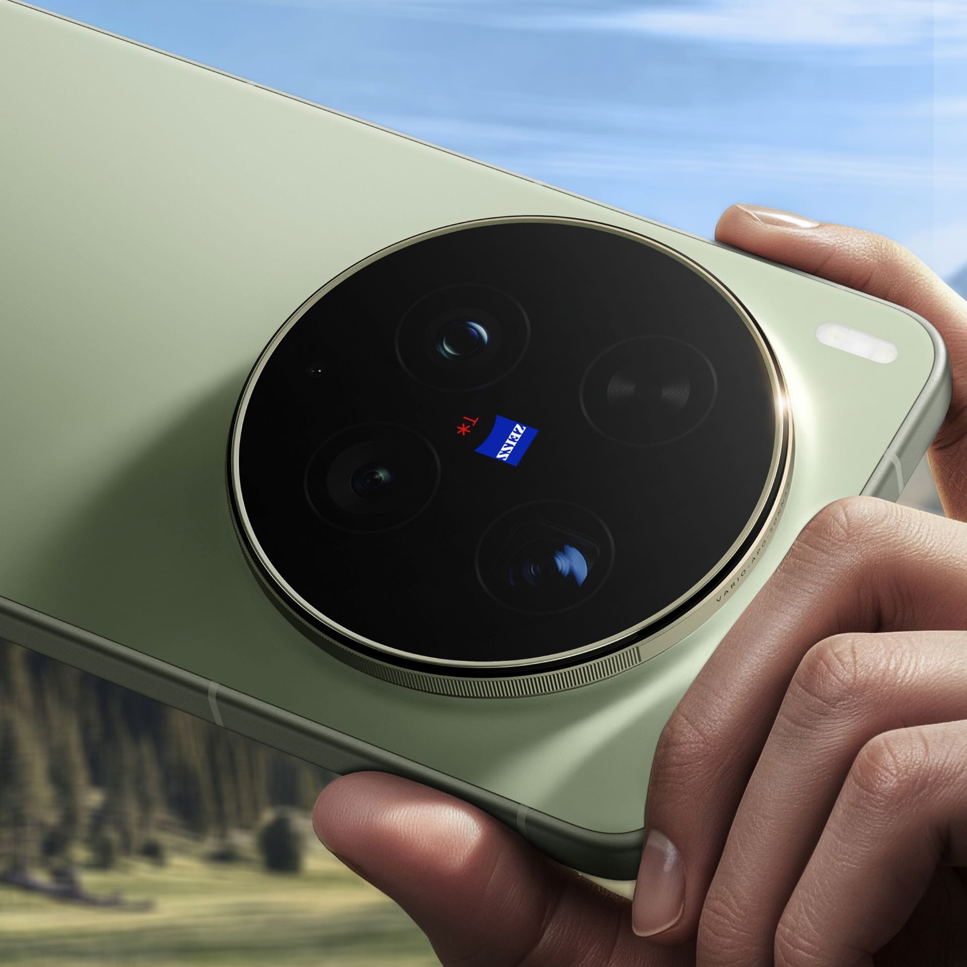vivo X300Ultra è dotato degli obiettivi ZEISS Triple Prime da 85 mm, 35 mm e 14 mm