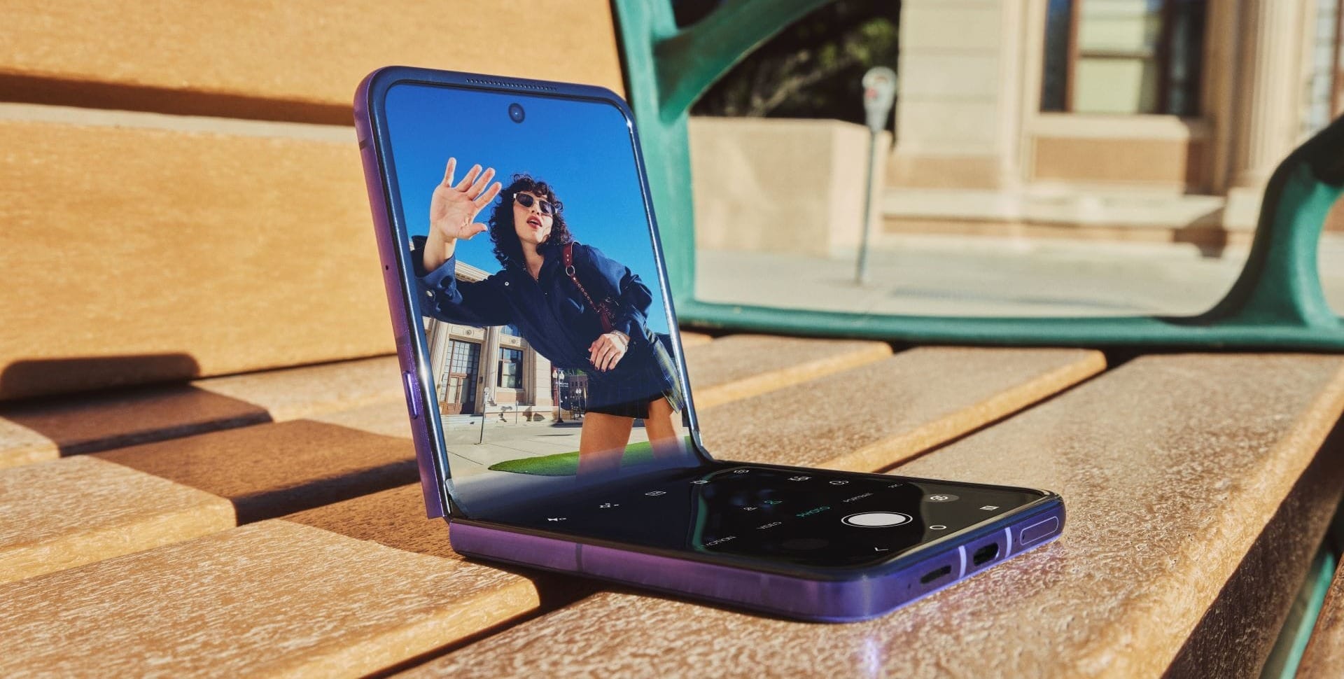 Razr 70 ultra è dotato di un display AMOLED da 6,96", uno dei più grandi su un telefono flip