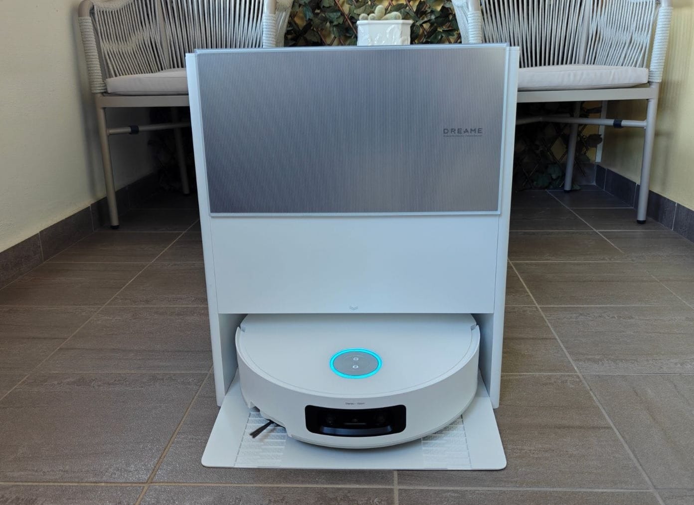 La stazione all-in-one del Dreame Aqua10 Ultra Roller Complete. Il robot stazione nel suo alloggiamento