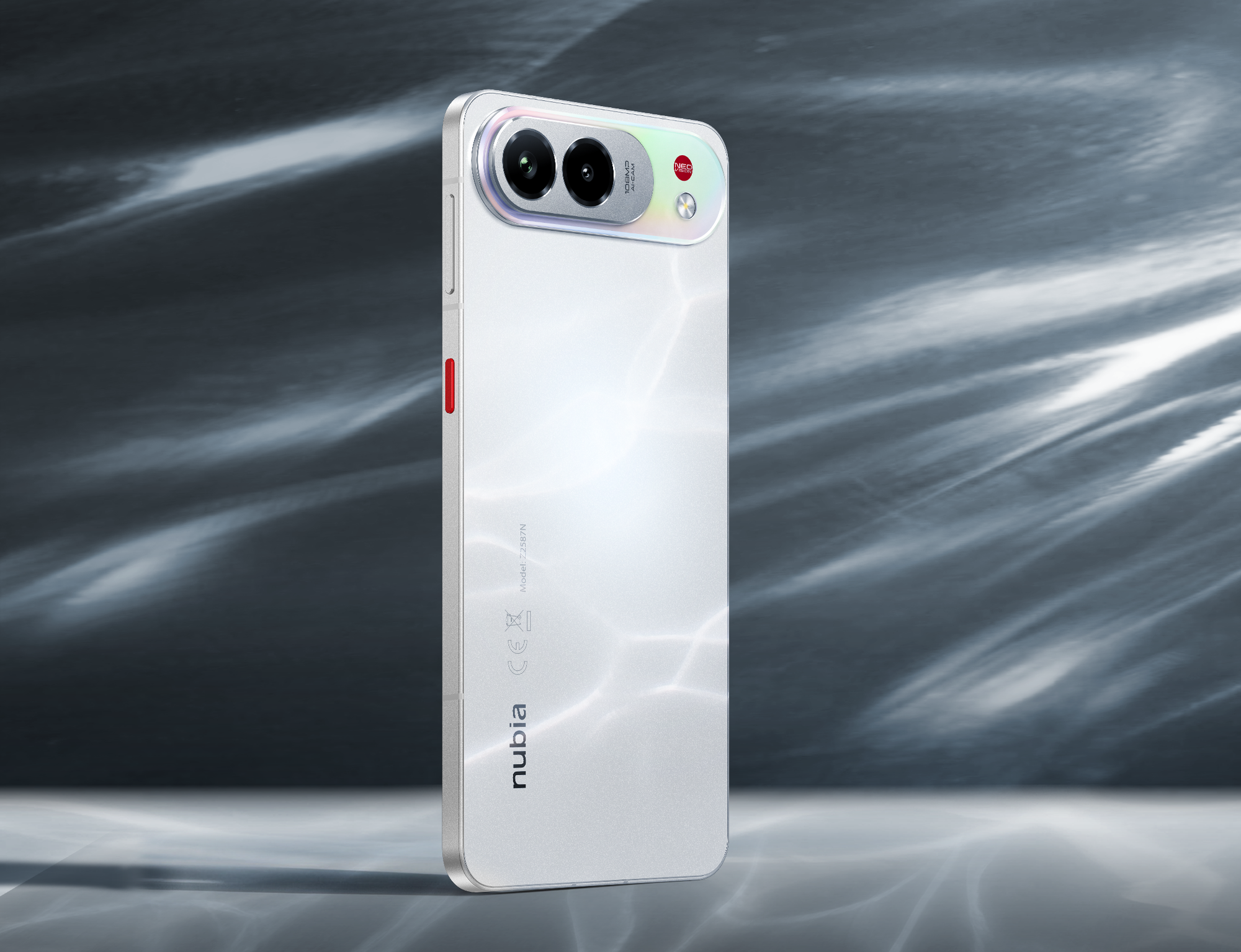La fotocamera frontale da 32 MP garantisce selfie di alta qualità anche in condizioni di luce difficili