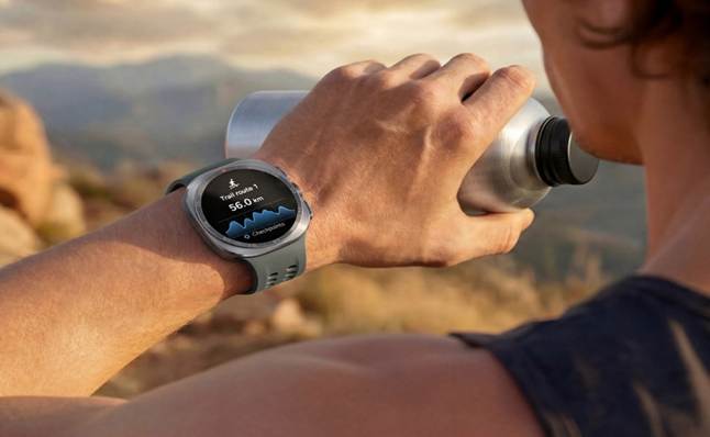 Galaxy Watch Ultra2 mostra dati dettagliati sul trail running sul suo display nitido da 5.000 nit