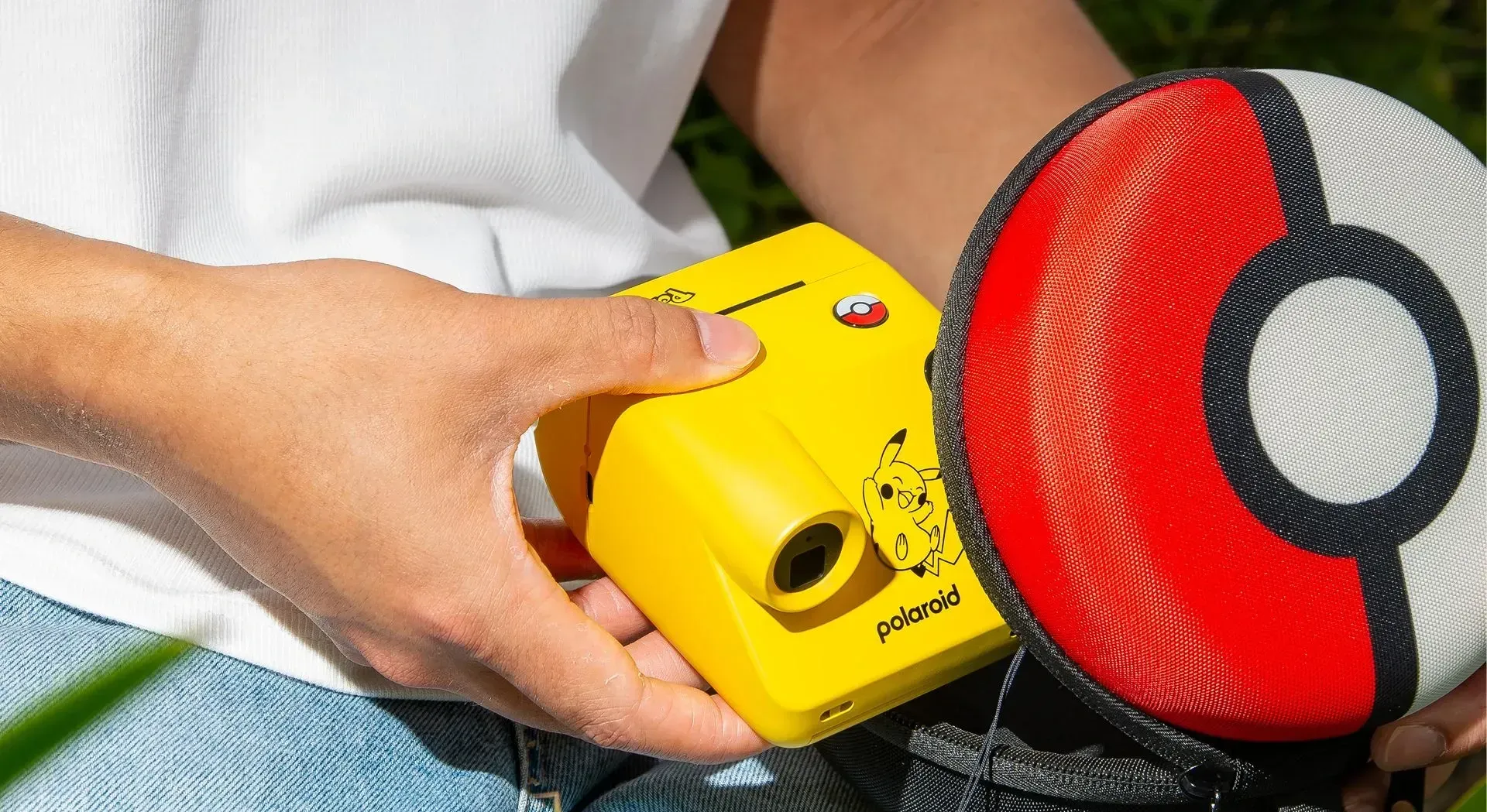 La collaborazione nasce con l'idea di portare l'energia del mondo Pokémon nelle iconiche fotocamere Polaroid