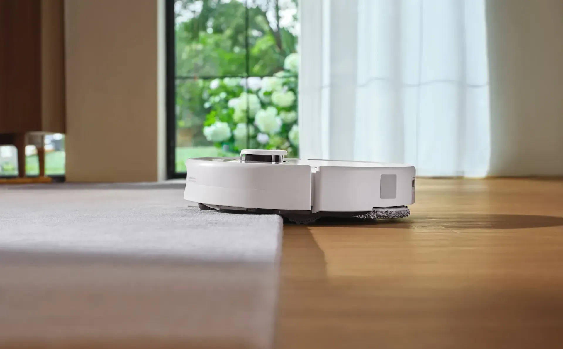 Nella gestione dei tappeti, oltre a poter sollevare i panni fino a 15 mm, il robot integra la funzione Auto Mop Removal