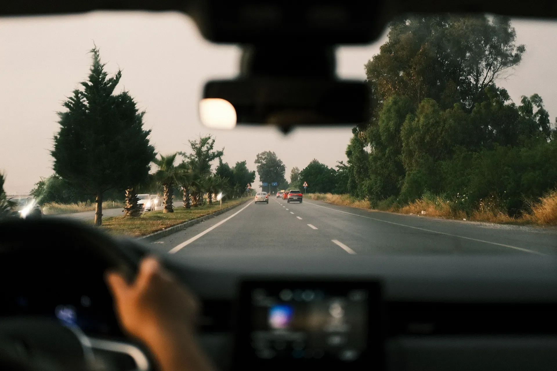 Una dash cam montata all'interno di un'auto: il loro utilizzo è sempre più esteso