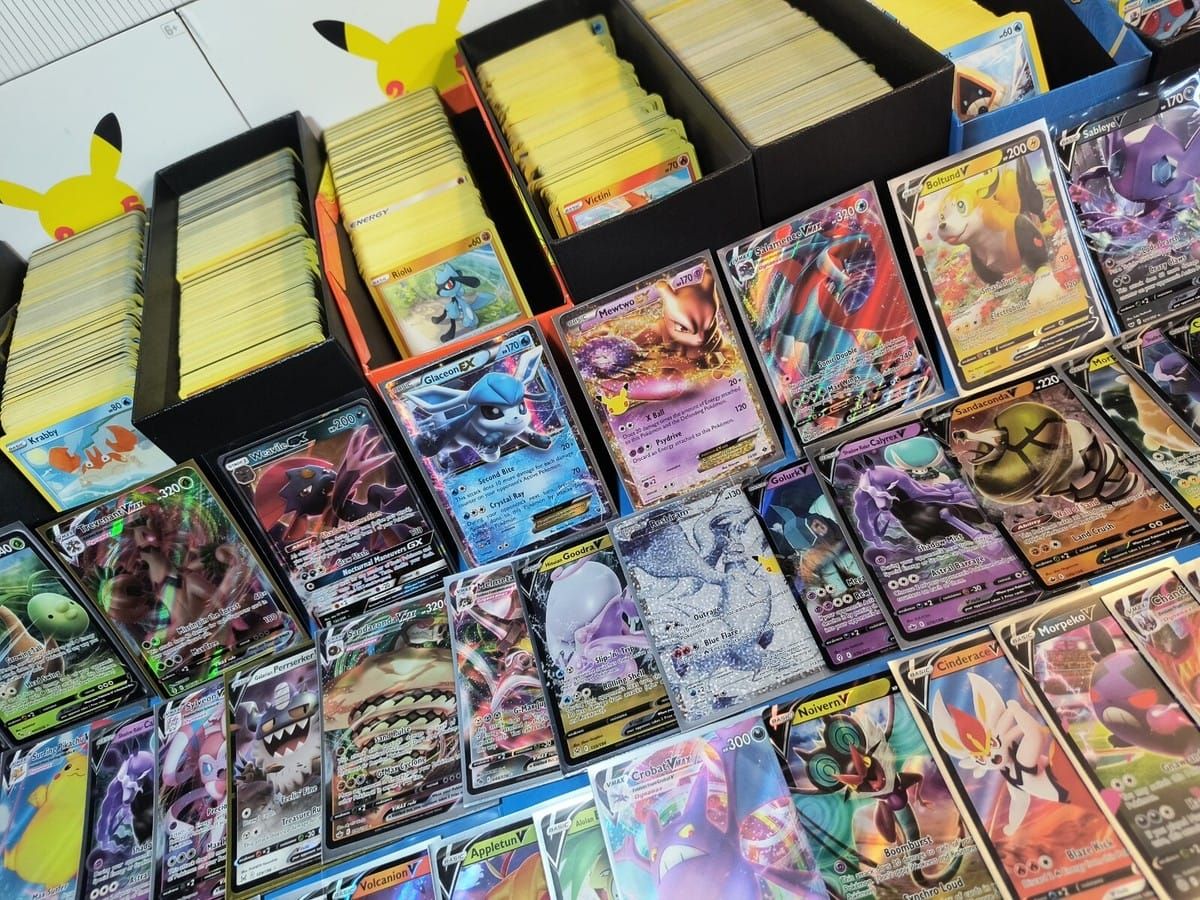 Trent’anni dopo il debutto, Pokémon continua a dominare tra carte collezionabili, videogiochi e film