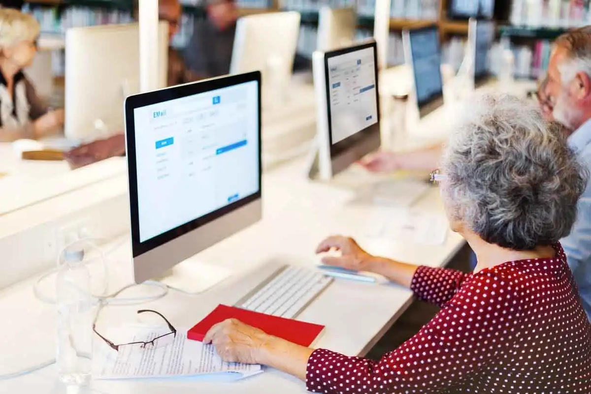 Anziano che utilizza uno smartphone, simbolo dei rischi legati alle truffe online e della sicurezza digitale durante il Safer Internet Day