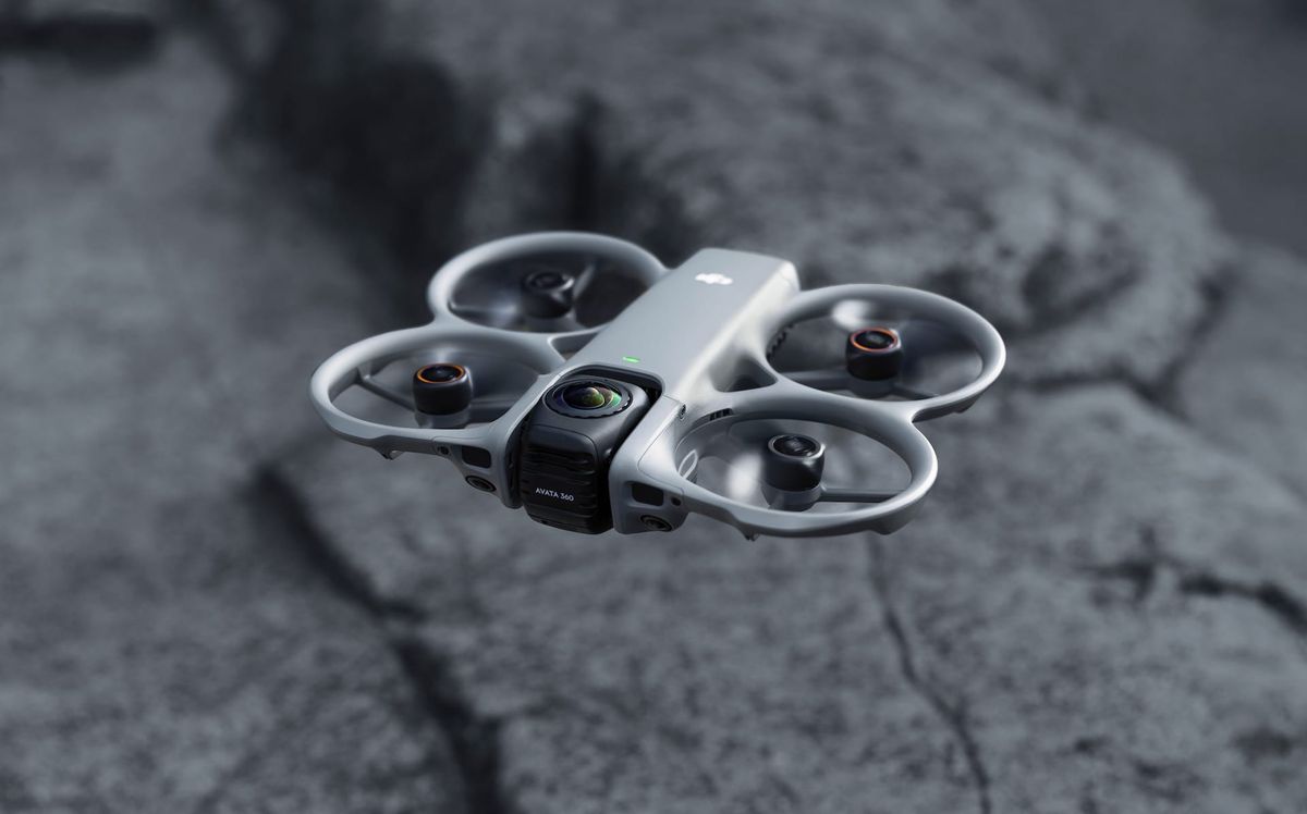Il drone DJI Avata 360 durante un volo FPV immersivo a 360°