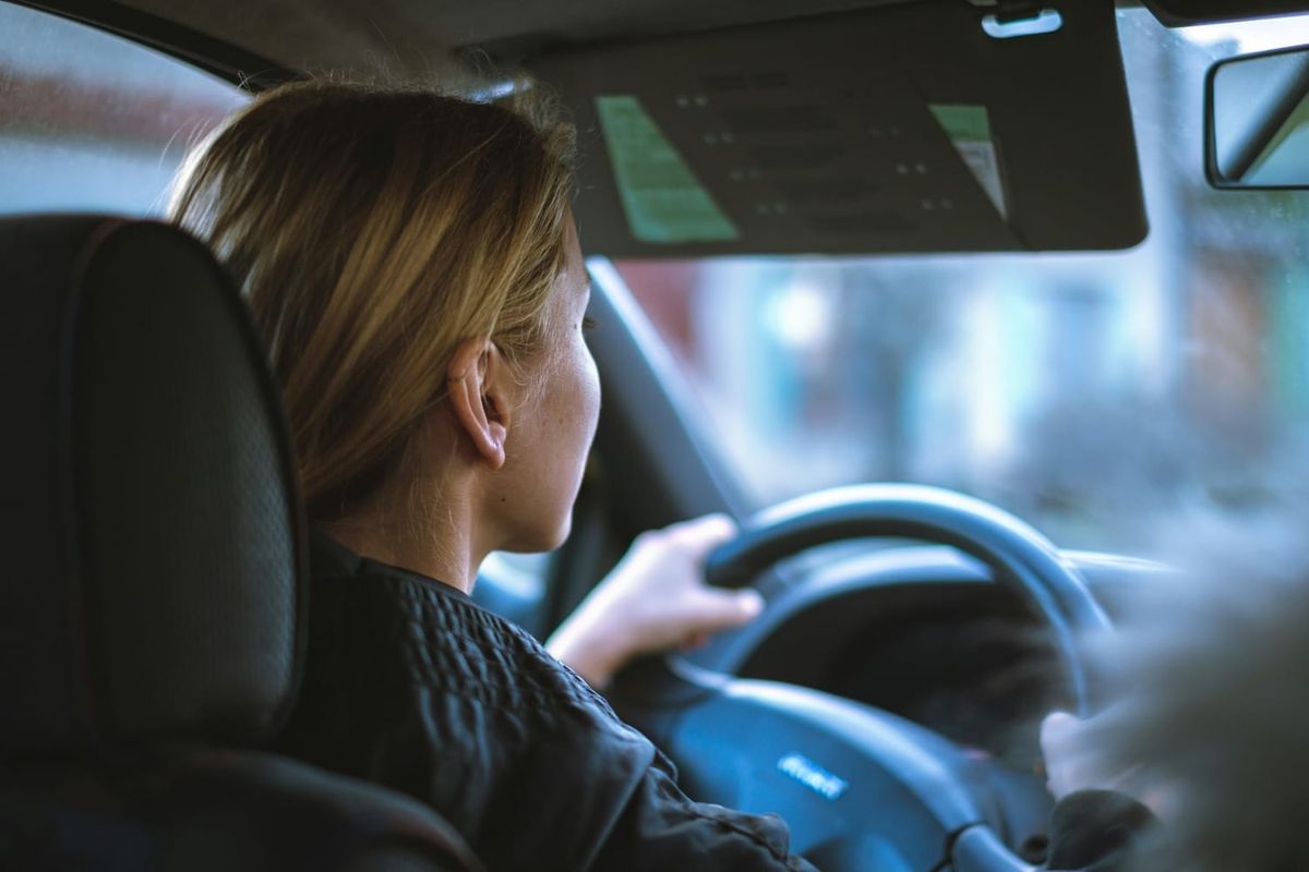 Donna al volante durante un viaggio in auto: per molte italiane guidare rappresenta libertà e autonomia, anche se nei viaggi resta un divario di genere