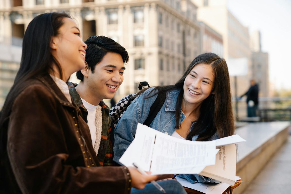 Studenti italiani alle prese con la preparazione ai test universitari