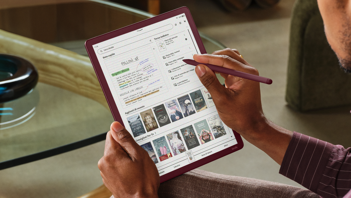 Amazon amplia la linea Kindle Scribe con nuovi modelli e introduce per la prima volta un e-reader a colori pensato per lettura, note digitali e produttività