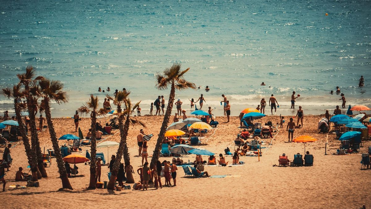 Secondo le ultime ricerche, sempre più italiani si affidano all'AI per pianificare vacanze e itinerari, pur continuando a considerare recensioni e prezzi i principali criteri di scelta