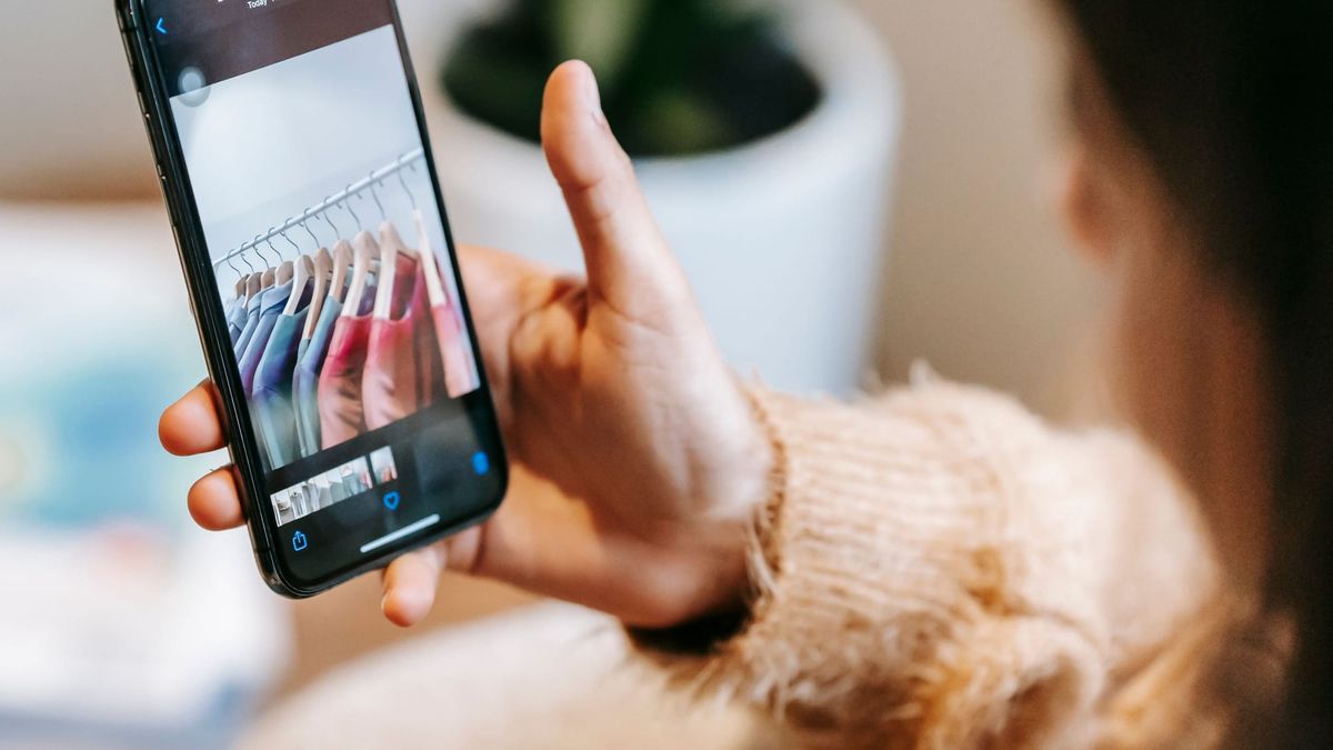 Il 75% degli italiani è pronto a utilizzare assistenti di shopping basati sull'intelligenza artificiale, ma la disinformazione resta la principale preoccupazione per gli utenti