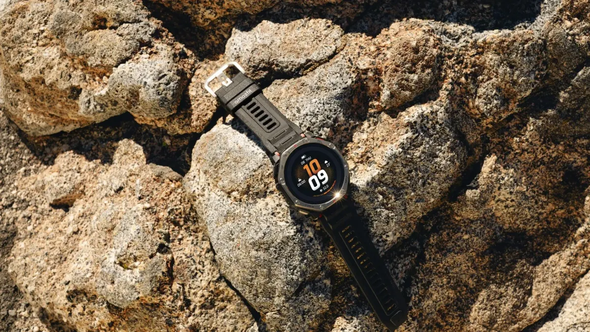 Amazfit presenta il primo smartwatch sportivo al mondo con doppia alimentazione solare e display AMOLED