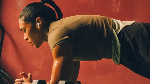 Apple AirPods Pro 3 indossate durante un allenamento: il design migliorato consente la perfetta aderenza anche durante le sessioni di allenamento intense 