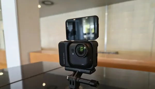 Insta 360 Go Ultra montata su Action Pod e treppiede