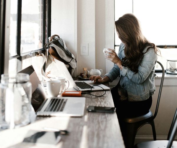 Nomadismo digitale tra workcation e geo‑arbitrage: in Italia quasi 3 su 4 unisce vacanza e lavoro