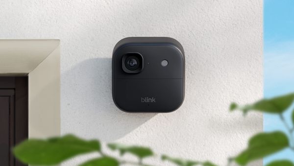 Videocamera Blink per esterni con risoluzione 2K+ installata su parete esterna di un’abitazione per il monitoraggio della sicurezza domestica