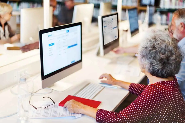 Anziano che utilizza uno smartphone, simbolo dei rischi legati alle truffe online e della sicurezza digitale durante il Safer Internet Day