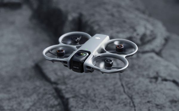 Il drone DJI Avata 360 durante un volo FPV immersivo a 360°