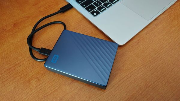 WD My Passport Ultra 6TB: tanta capacità ad un prezzo accessibile. Ma vale ancora un HDD portatile nel 2026?
