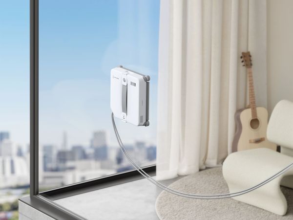 ECOVACS WINBOT mini 2 robot lavavetri compatto su vetro di una finestra