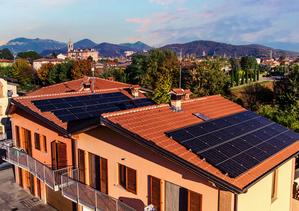 Impianto fotovoltaico domestico in primavera