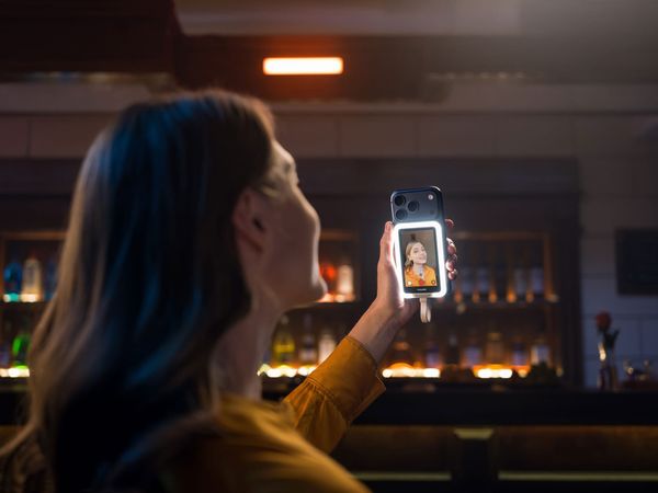 Insta360 Snap introduce nuovi schermi pensati per creare selfie perfetti utilizzando la fotocamera posteriore dello smartphone