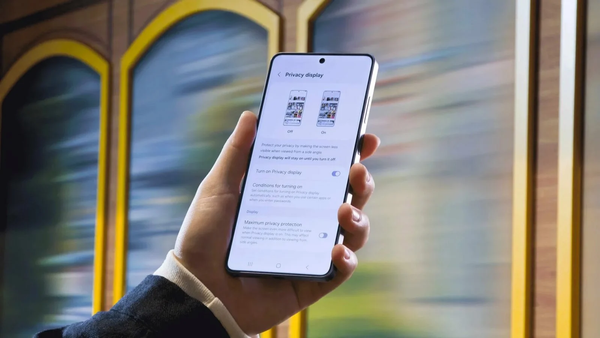 Sempre più italiani ammettono di sbirciare lo smartphone degli sconosciuti in pubblico