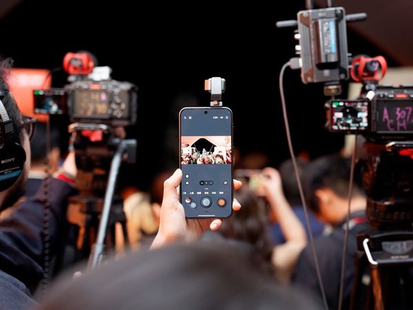 HONOR Robot Phone ha debuttato alla China Night del Festival di Cannes 