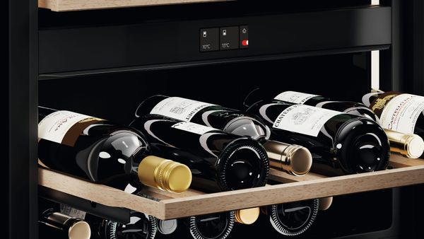 Le nuove cantinette vino AEG Total Black combinano design elegante, controllo preciso del microclima e tecnologie avanzate per la conservazione ottimale delle bottiglie