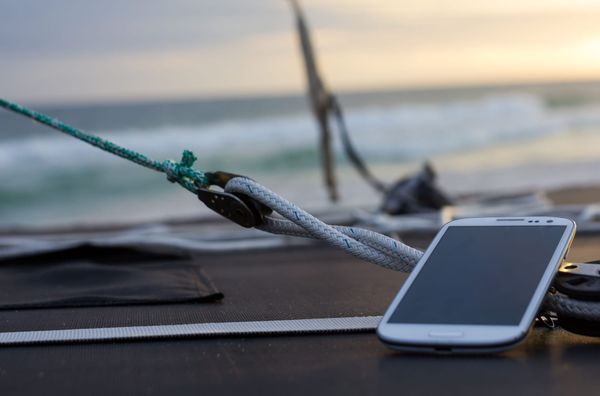Le alte temperature possono compromettere batteria e prestazioni dello smartphone: ecco i consigli di Swappie per proteggerlo durante l'estate ed evitare danni causati dal caldo
