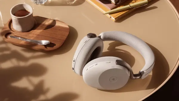 Le cuffie Jabra Evolve3 85 permettono di affrontare call e riunioni di lavoro senza distrazioni, anche durante la workation estiva