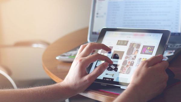 Secondo una recente ricerca, il 50% degli italiani considera pop-up, banner e pubblicità invasive tra i principali ostacoli durante la navigazione da smartphone