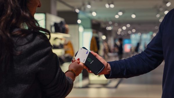 L'intelligenza artificiale entra nello shopping online: oltre il 40% degli italiani si dichiara pronto a lasciare all'AI il compito di scegliere e acquistare prodotti