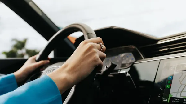 Patente, solo l’8% degli automobilisti supererebbe oggi l’esame di teoria: il test mette in difficoltà la maggior parte degli italiani