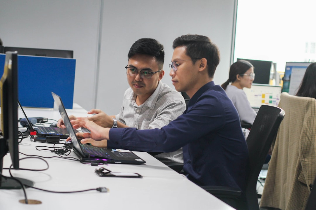 team collaboration around a laptop (project planning, meeting, teamwork)