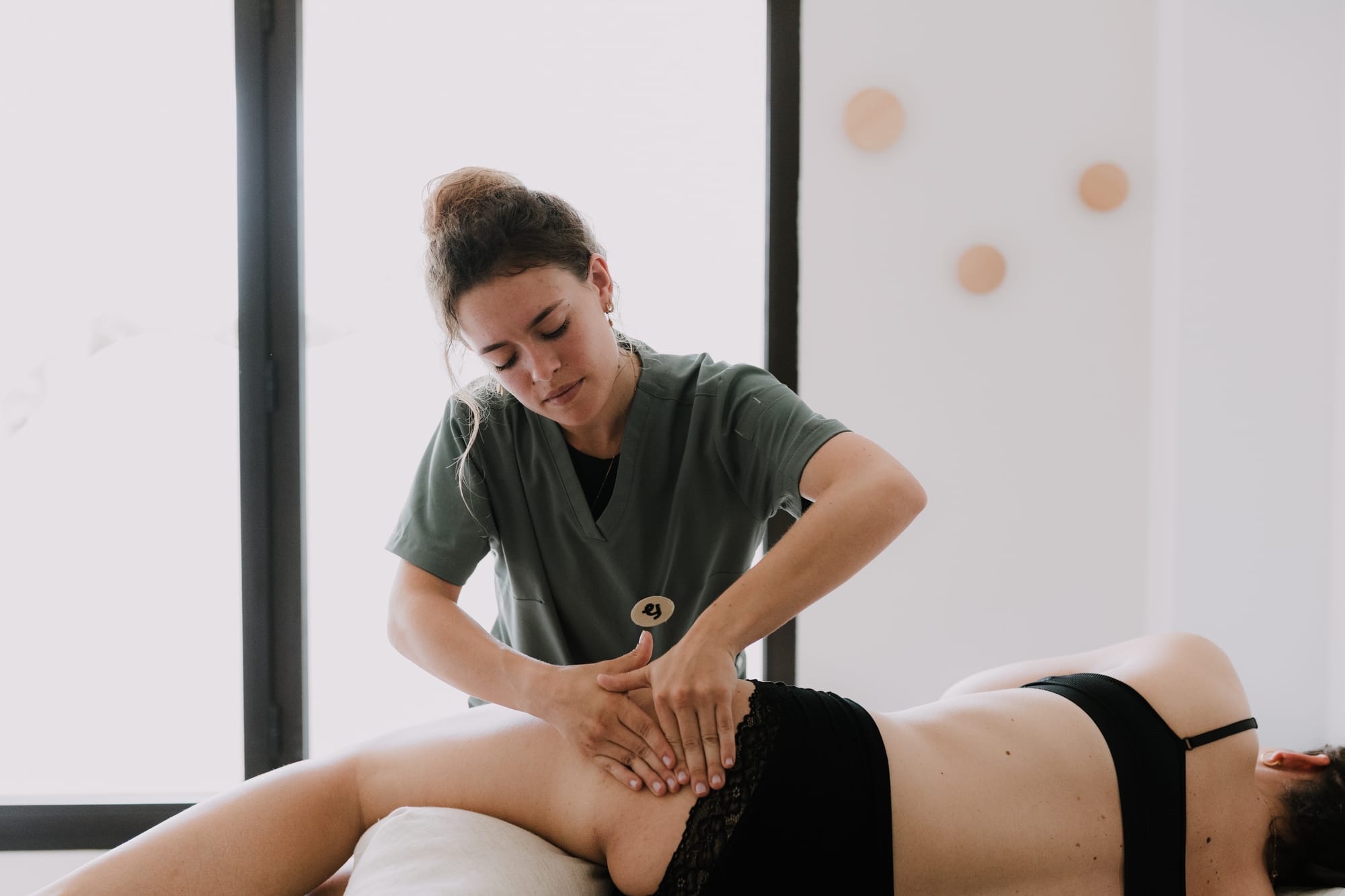 Drainage lymphatique prénatal réalisé par une professionnelle, visant à soulager les jambes lourdes et améliorer la circulation