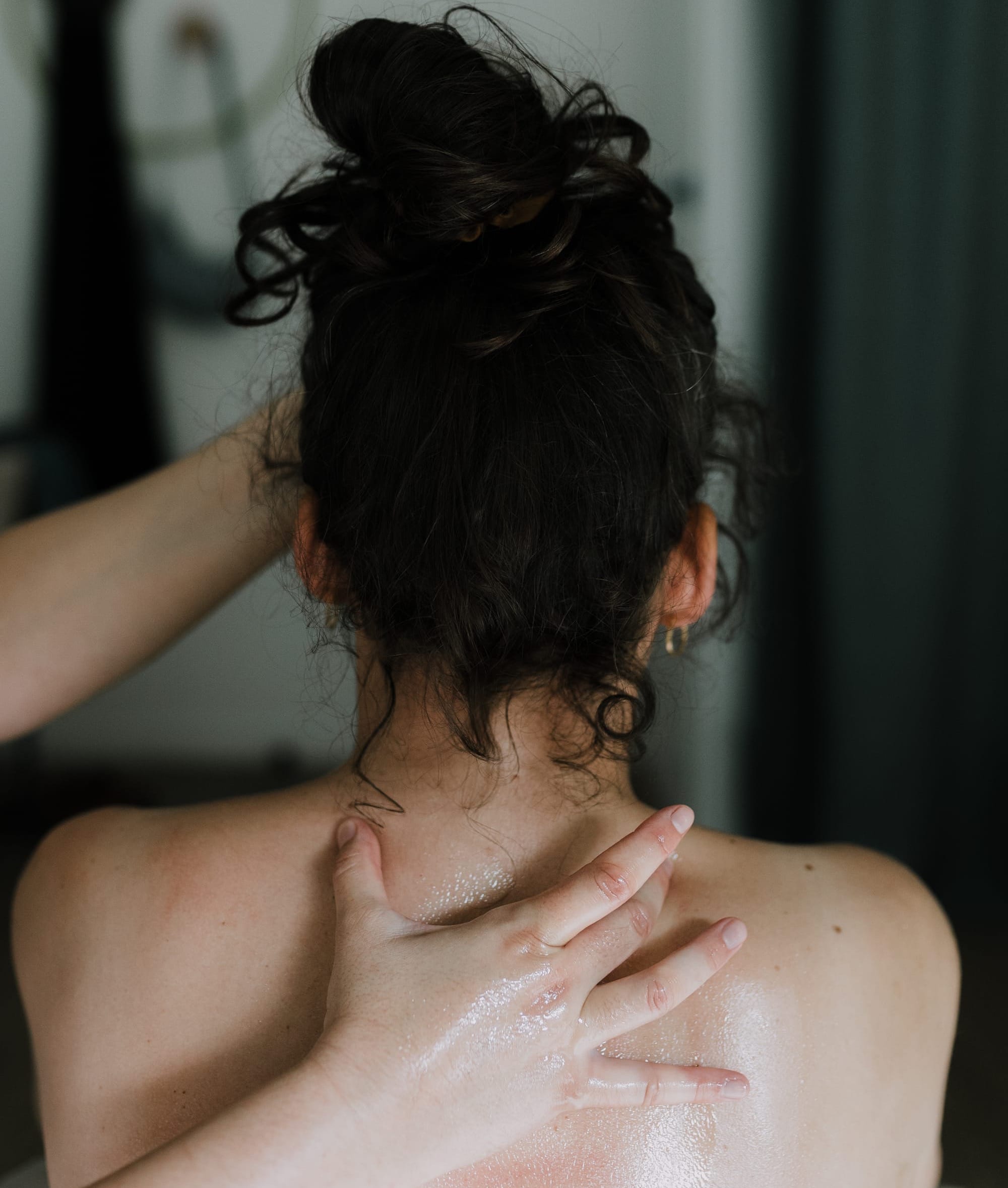 Massage du dos à l’huile pour femme, dans un cadre apaisant, favorisant la détente musculaire et le bien-être