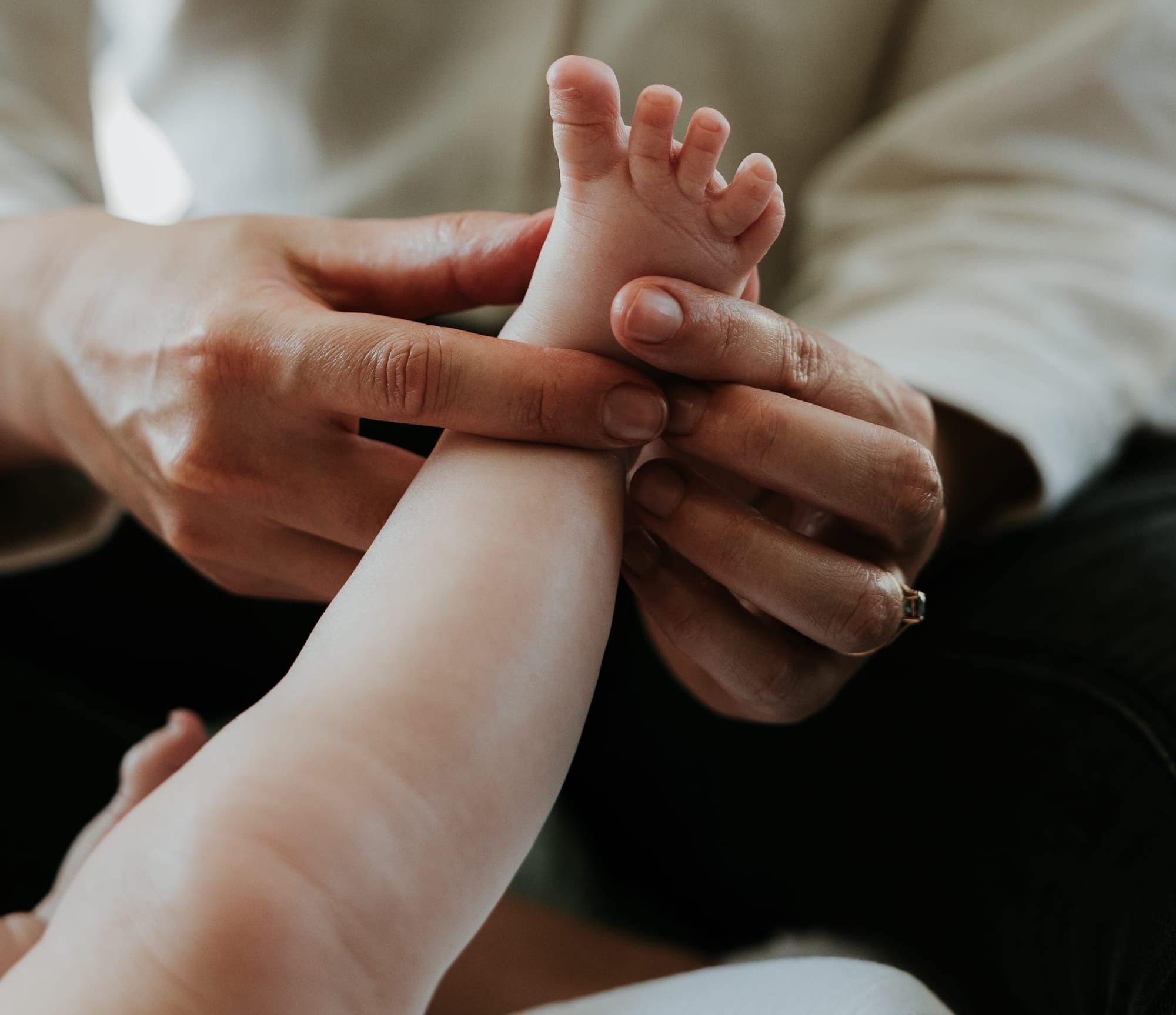 Techniques de Massage et Relaxation du Nourrisson : Apaiser, Soulager et Créer du Lien