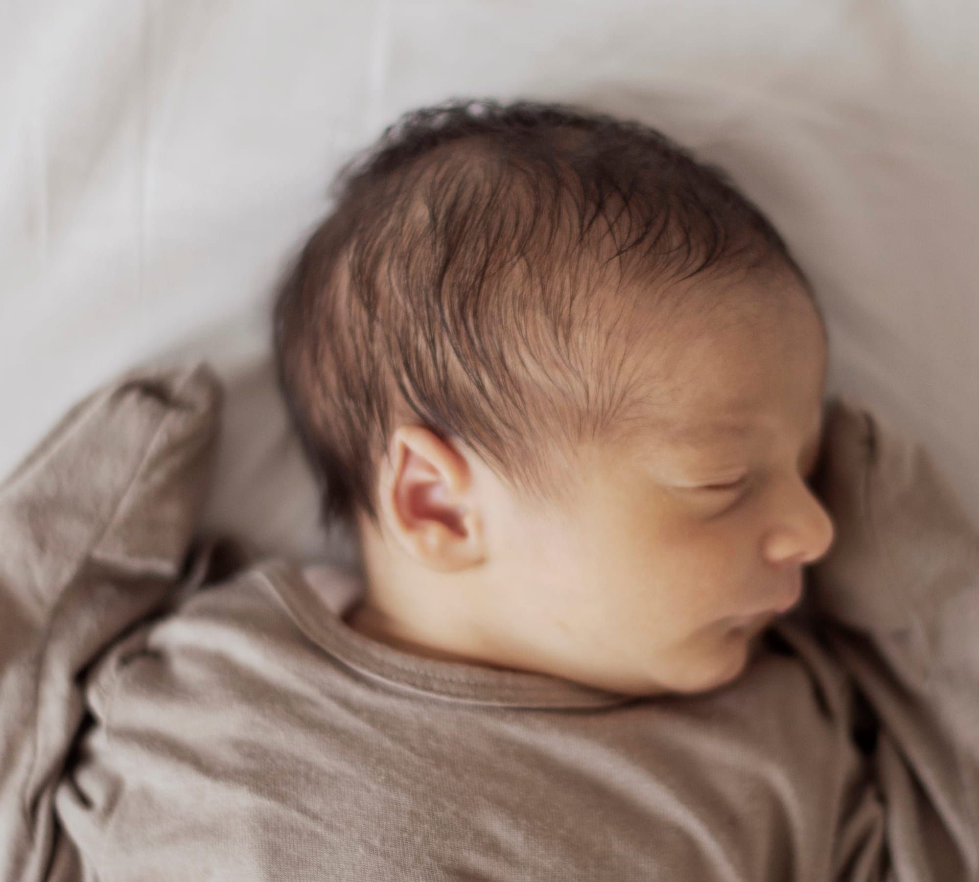 Bébé tourne toujours la tête du même côté : faut-il s’inquiéter ?