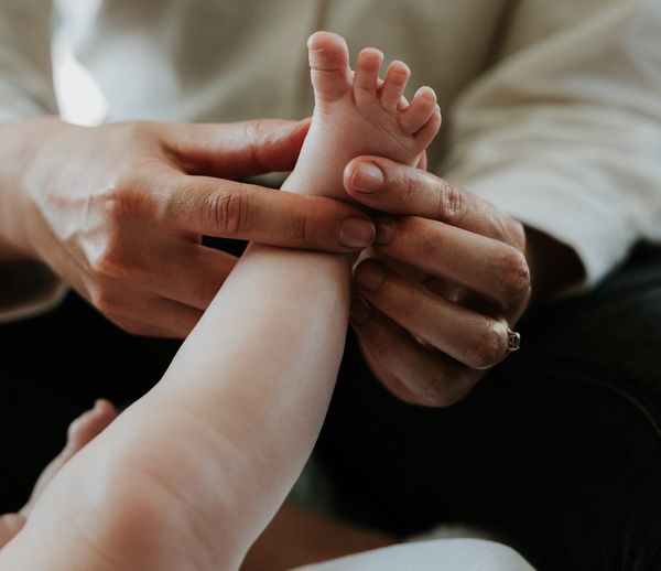 Techniques de Massage et Relaxation du Nourrisson : Apaiser, Soulager et Créer du Lien