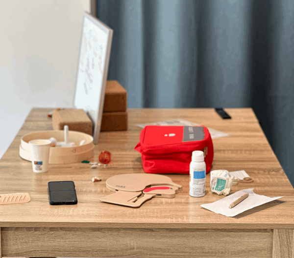 Trousse de premiers secours pour bébé et enfant ouverte, contenant des produits adaptés, bien rangée sur une surface plane.